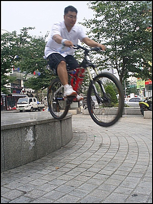 다운힐 자전거 마니아인 차석씨의 멋진 비행 장면. 